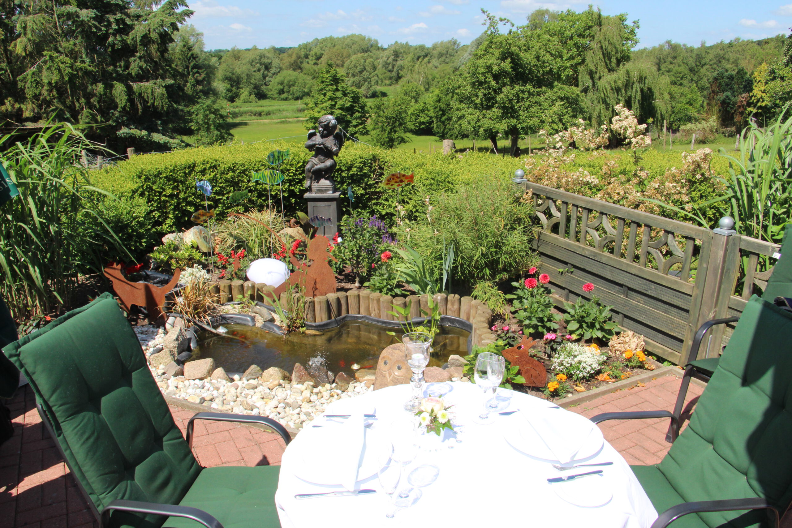 Restaurant Thormählen
TerrasseLübecker Straße 1523628 Krummessewww.hotel-thormaehlen.deservice@hotel-restaurant-thormaehlen.de
Tel. 04509 / 79947-0